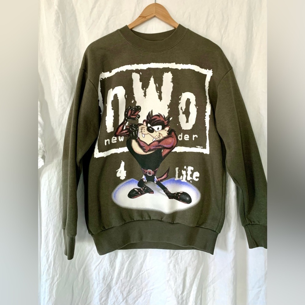Vintage 2000 nwo TAZ Looney Tunes wrestling sweatshirt, adult small euc